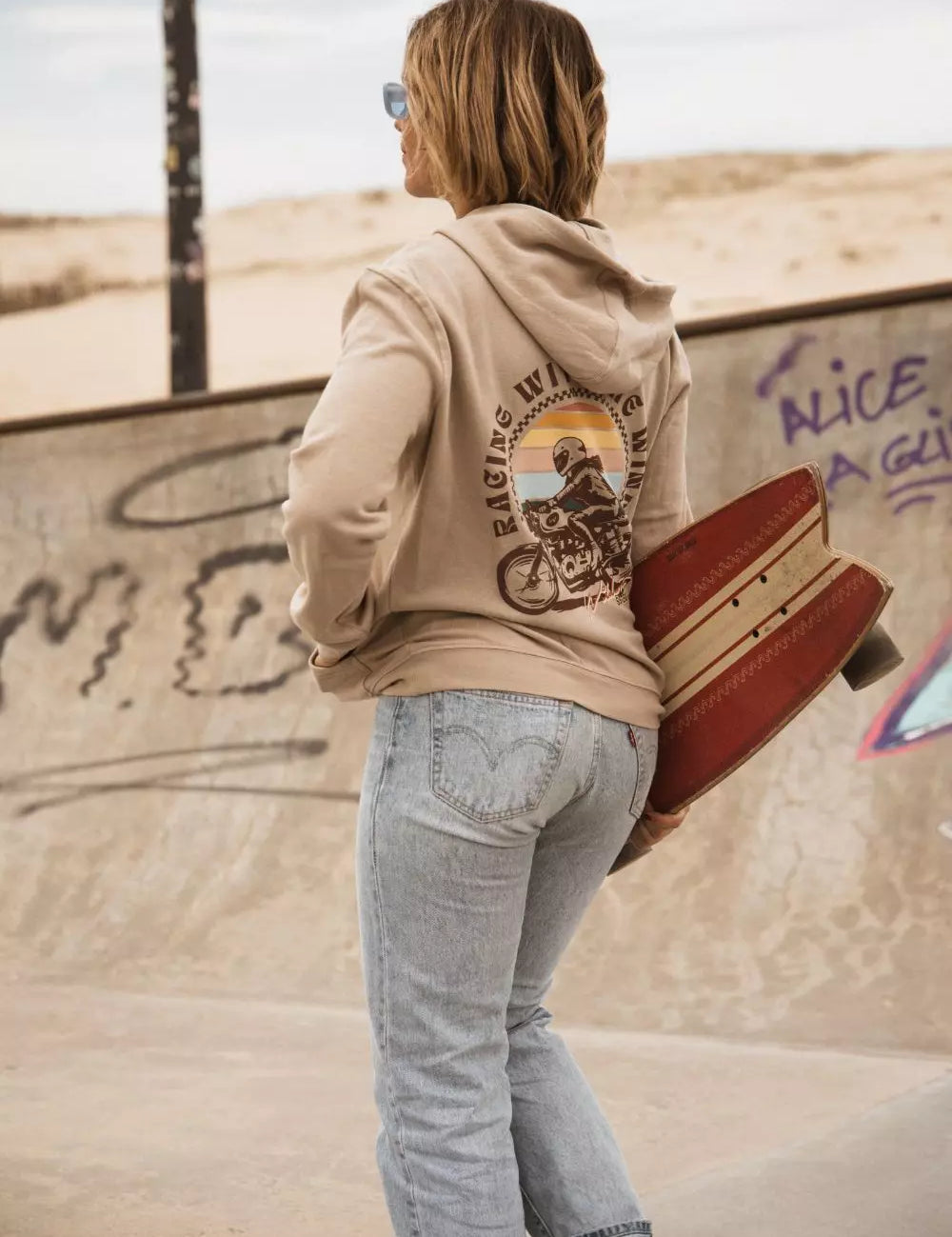 hoodie_wind_race_wildust.webp