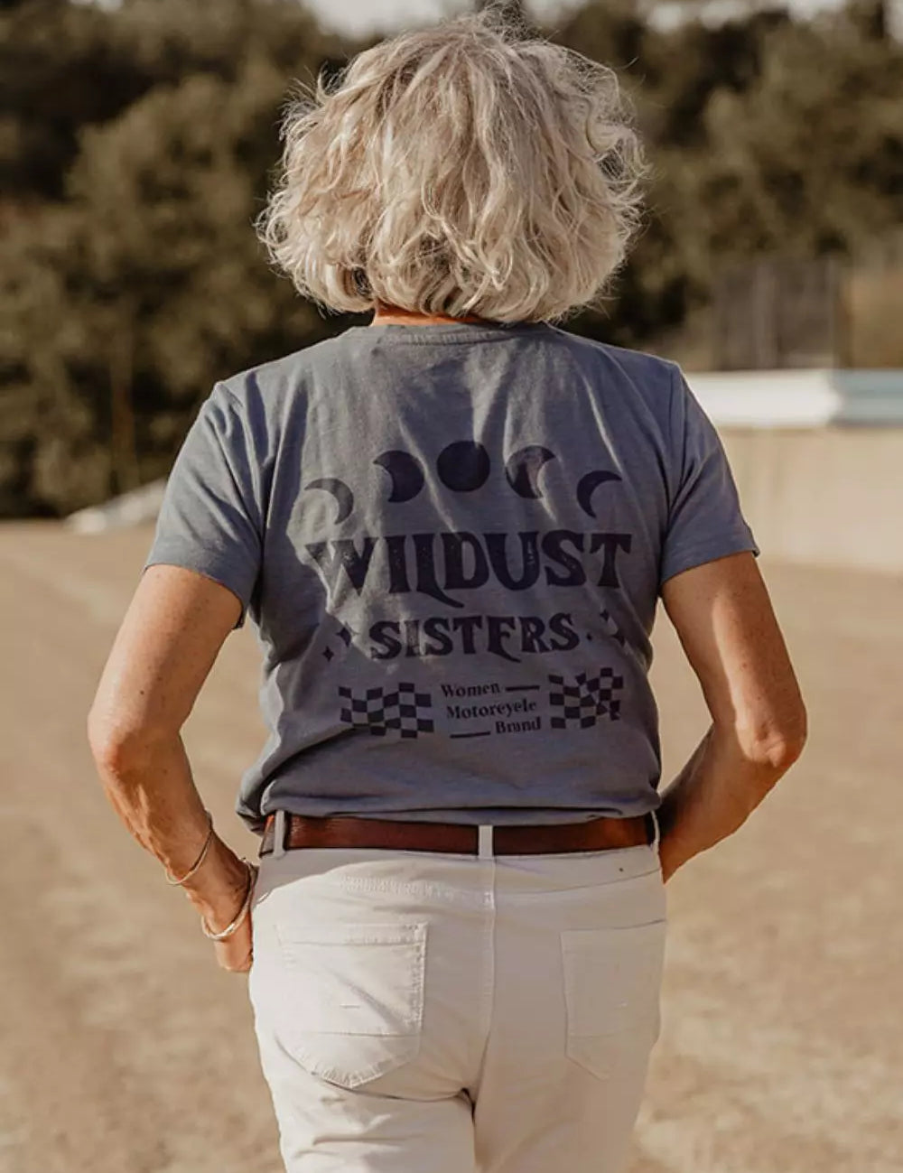 t-shirt_col_v_wildust_sisters.webp